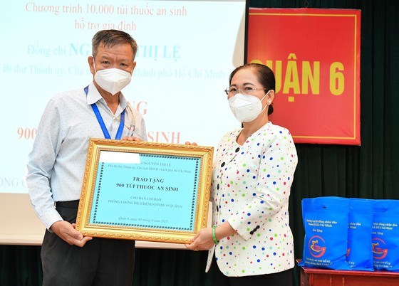 Chủ tịch HĐNDTPHCM Nguyễn Thị Lệ tặng thuốc an sinh cho quận 6. Ảnh: VIỆT DŨNG