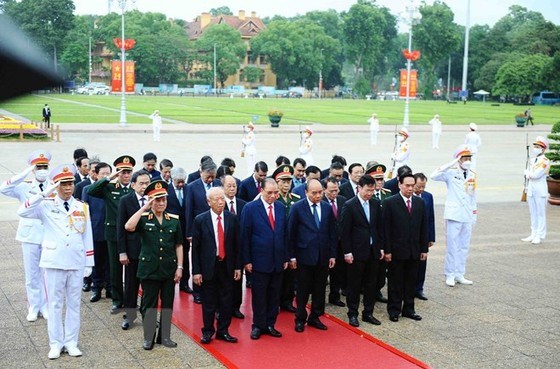 L&#227;nh đạo Đảng, Nh&#224; nước v&#224;o Lăng viếng Chủ tịch Hồ Ch&#237; Minh - Ảnh 2