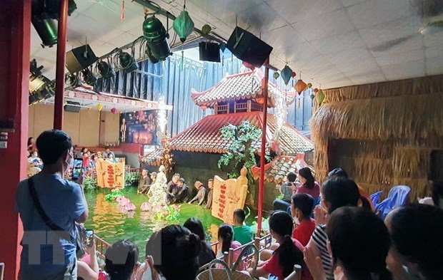 Múa rối nước tại Nhà hát nghệ thuật Phương Nam, Quận 5, Thành phố Hồ Chí Minh thu hút đông đảo khách hàng đến xem biểu diễn trong dịp nghỉ lễ 2/9.  (Ảnh: Mỹ Phương / TTXVN)