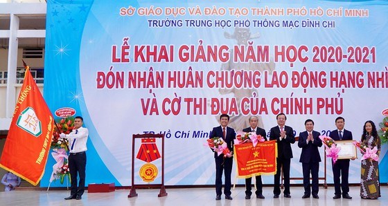 Trường THPT Mạc&nbsp;Đĩnh Chi&nbsp;đ&oacute;n nhận Hu&acirc;n chương Lao&nbsp;động Hạng Nh&igrave; v&agrave; Cờ thi&nbsp;đua của Ch&iacute;nh phủ. ẢNh: HO&Agrave;NG H&Ugrave;NG