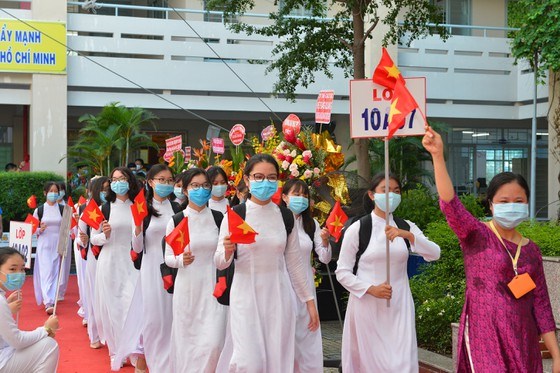 C&aacute;c em học sinh&nbsp;Trường THPT Ph&uacute; Nhuận đ&oacute;n năm học mới. Ảnh: VIỆT DŨNG