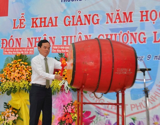 Ph&oacute; B&iacute; thư thường trực Th&agrave;nh ủy TPHCM&nbsp;Trần Lưu Quang đ&aacute;nh trống khai giảng tại&nbsp;Trường THPT Ph&uacute; Nhuận. Ảnh: VIỆT DŨNG