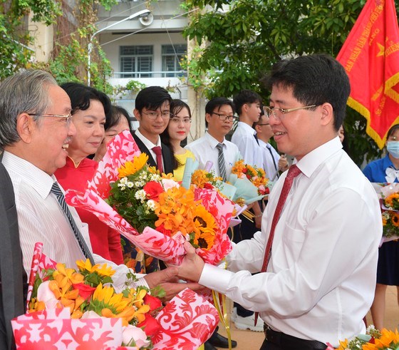 B&iacute; Thư quận ủy Quận Ph&uacute; Nhuận Phạm Hồng Sơn tặng hoa ch&uacute;c mừng c&aacute;c thầy c&ocirc;&nbsp;Trường THPT Ph&uacute; Nhuận. Ảnh: VIỆT DŨNG