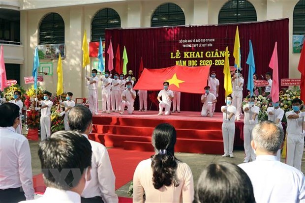 Lễ ch&agrave;o cờ tại lễ khai giảng năm học mới của Trường Trung học phổ th&ocirc;ng L&ecirc; Qu&yacute; Đ&ocirc;n. (Ảnh: Thu Ho&agrave;i/TTXVN)