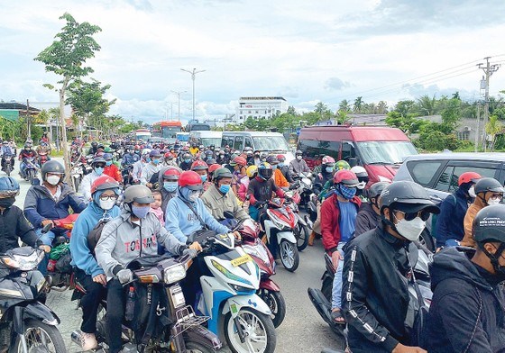 Hàng ngàn phương tiện nối đuôi nhau di chuyển trên quốc lộ 60 đoạn qua tỉnh Tiền Giang, chiều 4-9. Ảnh: NGỌC PHÚC