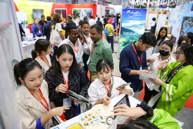 Nhiều c&ocirc;ng ty du lịch kh&aacute;c như BenThanh Tourist tung chương tr&igrave;nh khuyến mại &ldquo;35 tuổi v&agrave;ng &ndash; ngập tr&agrave;n ưu đ&atilde;i&rdquo;, mang tới h&agrave;ng trăm tour du lịch thu đ&ocirc;ng hấp dẫn, c&ugrave;ng c&aacute;c ưu đ&atilde;i giảm sốc gi&aacute; tour l&ecirc;n tới 5 triệu đồng, giảm gi&aacute; dịch vụ nh&agrave; h&agrave;ng kh&aacute;ch sạn, tặng qu&agrave; du lịch miễn ph&iacute; v&agrave; nhiều chương tr&igrave;nh khuyến thưởng kh&aacute;c d&agrave;nh ri&ecirc;ng cho du kh&aacute;ch tại hội chợ