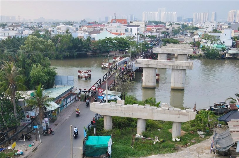 Cầu Long Kiểng thi c&ocirc;ng dở dang nhiều năm nay. Ảnh: B&aacute;o Lao Động&nbsp;