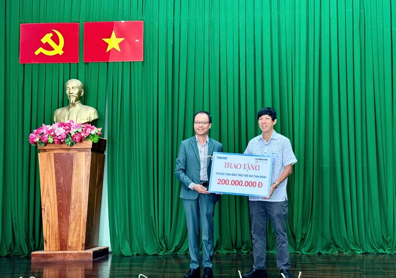 &Ocirc;ng Nguyễn Hồ Ho&agrave;ng Vũ &ndash; Ph&oacute; Tổng Gi&aacute;m đốc Eximbank (b&ecirc;n tr&aacute;i) trao qu&agrave; cho đại diện Trung t&acirc;m Bảo trợ trẻ em Tam B&igrave;nh.