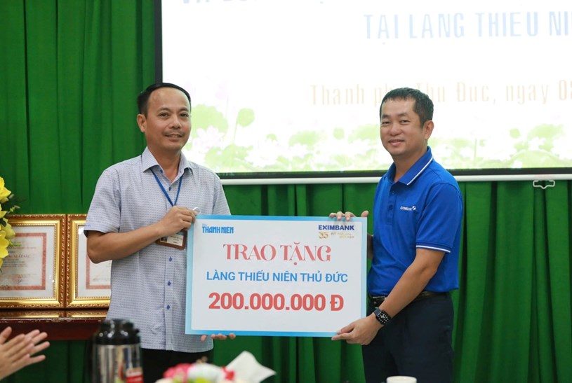 &Ocirc;ng Nguyễn Hướng Minh &ndash; Ph&oacute; Tổng Gi&aacute;m đốc Eximbank (b&ecirc;n phải) trao qu&agrave; cho đại diện L&agrave;ng Thiếu ni&ecirc;n Thủ Đức.