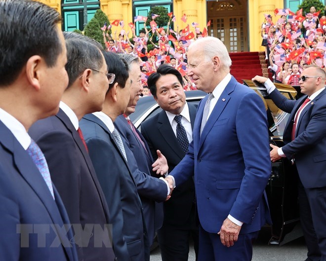 Tổng thống Hoa Kỳ Joe Biden bắt tay c&aacute;c th&agrave;nh vi&ecirc;n Đo&agrave;n Việt Nam. (Ảnh: Tr&iacute; Dũng/TTXVN)