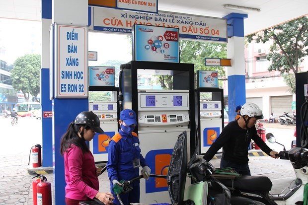 Khách hàng mua xăng tại cửa hàng của Petrolimex trên địa bàn Hà Nội. (Ảnh: PV/Vietnam+)