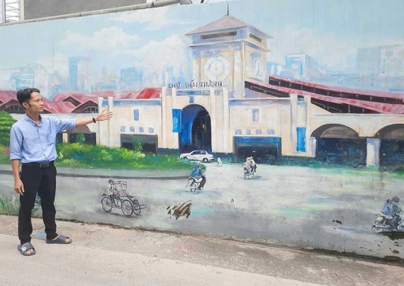 Bức tranh vẽ khung cảnh chợ Bến Th&agrave;nh tr&ecirc;n bức tường ở hẻm 145/1 Nguyễn Đ&igrave;nh Ch&iacute;nh (phường 11, quận Ph&uacute; Nhuận).