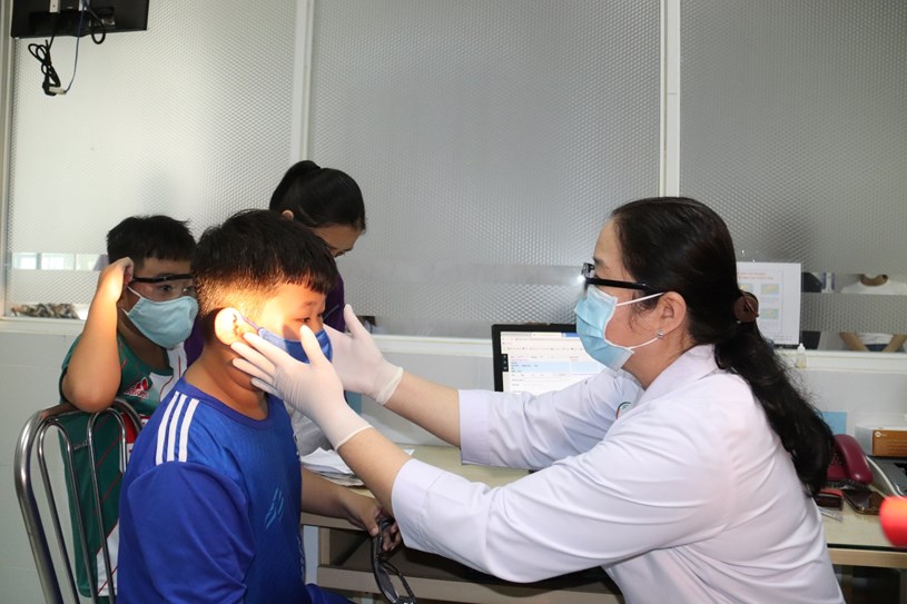 Trẻ em tới Bệnh viện Nhi đồng 2 kh&aacute;m do bị đau mắt đỏ. Ảnh:P.T/B&aacute;o Sức khỏe v&agrave; Đời sống