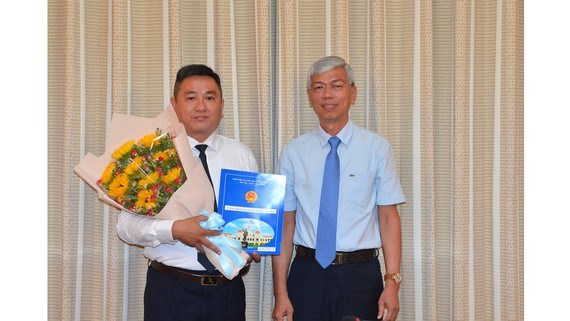 Ph&oacute; Chủ tịch UBND TPHCM V&otilde; Văn Hoan trao quyết định cho đồng ch&iacute; Đặng Ph&uacute; Th&agrave;nh. Ảnh: VIỆT DŨNG