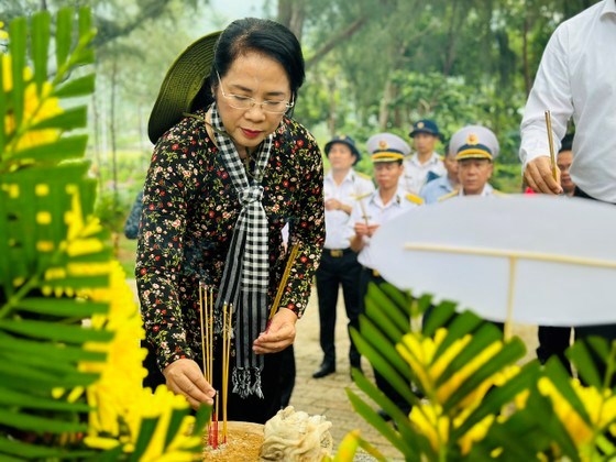 Chủ tịch Ủy ban MTTQ Việt Nam TPHCM Trần Kim Yến thắp hương tưởng niệm c&aacute;c Anh h&ugrave;ng liệt sĩ. Ảnh: CH&Iacute; THẠCH &nbsp;