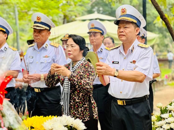 &nbsp;Đo&agrave;n d&acirc;ng hương, d&acirc;ng hoa tưởng nhớ c&aacute;c Anh h&ugrave;ng liệt sĩ tại Nghĩa trang H&agrave;ng Dương. Ảnh: CH&Iacute; THẠCH&nbsp;