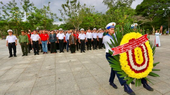 Đo&agrave;n d&acirc;ng hương, d&acirc;ng hoa v&agrave; d&agrave;nh ph&uacute;t mặc niệm tưởng nhớ c&aacute;c Anh h&ugrave;ng liệt sĩ tại Nghĩa trang H&agrave;ng Dương. Ảnh: CH&Iacute; THẠCH&nbsp;