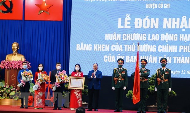 Chủ tịch nước Nguyễn Xuân Phúc trao tặng Huân chương Lao động hạng Ba cho huyện Củ Chi về thành tích xuất sắc trong công tác phòng, chống dịch bệnh COVID-19 ngày 12/4/2022. (Ảnh: TTXVN)