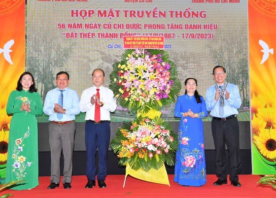 Chủ tịch UBND TPHCM Phan Văn M&atilde;i v&agrave; Chủ tịch HĐND TPHCM Nguyễn Thị Lệ đến dự buổi họp mặt truyền thống. Ảnh: VIỆT DŨNG