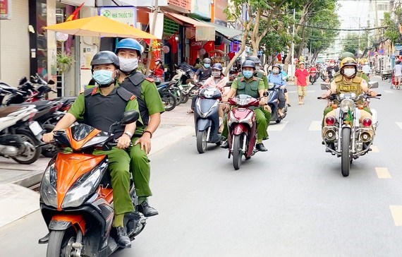 Lực lượng C&ocirc;ng an TPHCM ra qu&acirc;n trấn &aacute;p tội phạm tr&ecirc;n địa b&agrave;n th&agrave;nh phố. Ảnh: QUANG KHOA