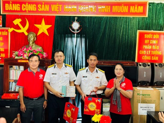Chủ tịch Ủy ban MTTQ Việt Nam TPHCM Trần Kim Yến tặng qu&agrave; c&aacute;n bộ chiến sĩ Nh&agrave; gi&agrave;n DK1/10. Ảnh: CH&Iacute; THẠCH