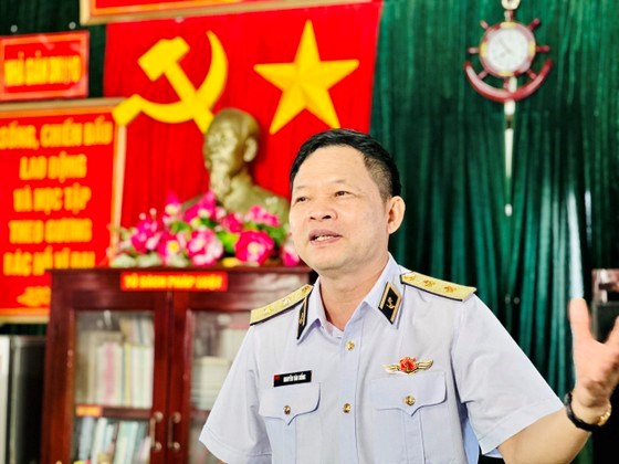 Trung tướng Nguyễn Văn Bổng, Ch&iacute;nh ủy Qu&acirc;n chủng Hải qu&acirc;n ph&aacute;t biểu tại buổi thăm c&aacute;n bộ, chiến sĩ Nh&agrave; gi&agrave;n DK1/10. Ảnh: CH&Iacute; THẠCH
