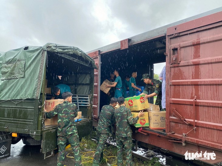 TP.HCM tăng cường cung ứng h&agrave;ng h&oacute;a cho c&aacute;c tỉnh th&agrave;nh bị thiệt hại b&atilde;o số 3 - Ảnh: CẨM NƯƠNG