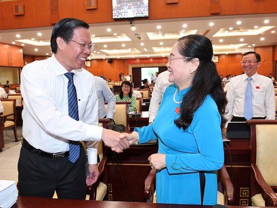 Chủ tịch UBND TPHCM Phan Văn M&atilde;i trao đổi với Chủ tịch HĐND TPHCM Nguyễn Thị Lệ tại kỳ họp. Ảnh: VIỆT DŨNG