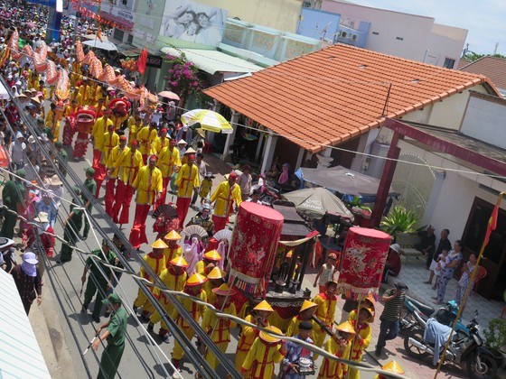 Đo&agrave;n Nghinh &Ocirc;ng di chuyển ra bến t&agrave;u