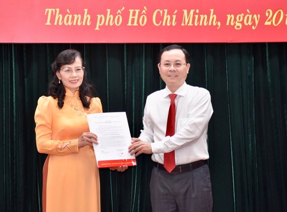 Phó Bí thư Thành uỷ TPHCM Nguyễn Văn Hiếu trao quyết định cho đồng chí Nguyễn Thị Kim Dung. Ảnh:VIỆT DŨNG