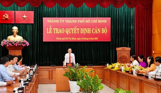 Phó Bí thư Thành uỷ TPHCM Nguyễn Văn Hiếu phát biểu tại Lễ trao quyết định. Ảnh:VIỆT DŨNG