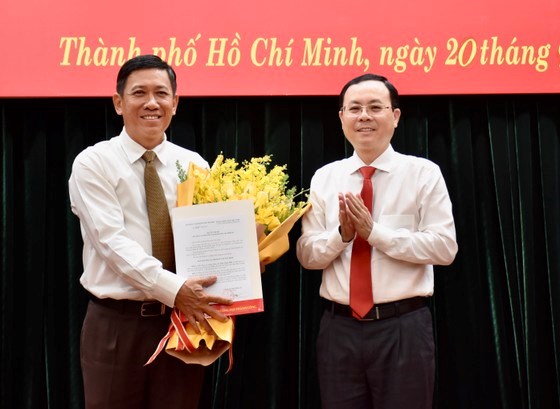 Phó Bí thư Thành uỷ TPHCM Nguyễn Văn Hiếu trao quyết định cho đồng chí Trần Xuân Điền. Ảnh: VIỆT DŨNG