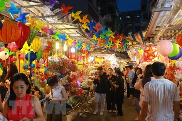 Phố lồng đèn là điểm đến hấp dẫn của người dân, trẻ em và các du khách tại Thành phố Hồ Chí Minh. (Ảnh: Thu Hương/TTXVN)