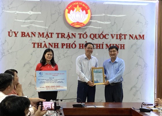 Ph&oacute; Chủ tịch Thường trực Ủy ban MTTQ Việt Nam TPHCM Nguyễn Th&agrave;nh Trung tiếp nhận ủng hộ v&agrave; trao cảm ơn đến đơn vị đồng h&agrave;nh