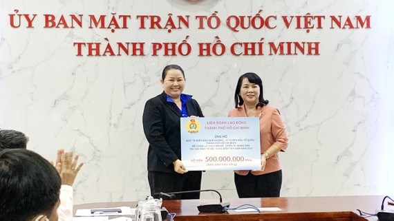 Chủ tịch Ủy ban MTTQ Việt Nam TPHCM Trần Kim Yến nhận ủng hộ từ Li&ecirc;n đo&agrave;n Lao động TPHCM