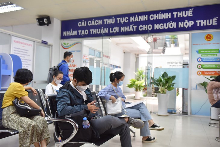 Người d&acirc;n mong ng&oacute;ng được giải quyết hồ sơ đất đai suốt hơn 1 th&aacute;ng qua - Ảnh minh họa: NGỌC PHƯỢNG