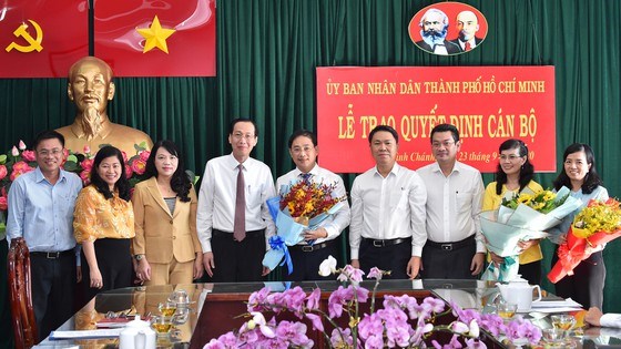 Ph&oacute; Chủ tịch UBNDTPHCM L&ecirc; Thanh Li&ecirc;m c&ugrave;ng c&aacute;c đồng ch&iacute; l&atilde;nh đạo quận 7, huyện B&igrave;nh Ch&aacute;nh ch&uacute;c mừng đồng ch&iacute; Đ&agrave;o Gia Vượng. Ảnh: VIỆT DŨNG