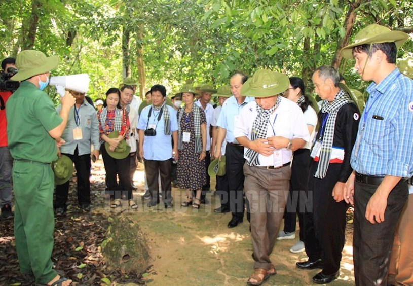 Đo&#224;n đại biểu gi&#224; l&#224;ng, trưởng bản d&#226;ng hương tưởng niệm tại Đền Liệt sĩ Bến Dược - Ảnh 1