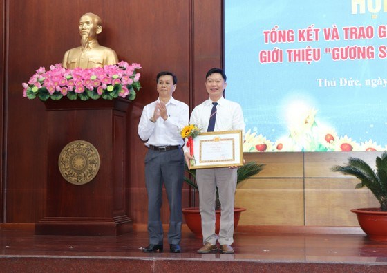 Phó Trưởng Ban Tuyên giáo Thành ủy TPHCM Nguyễn Thọ Truyền trao giải Nhất cho Tập thể xuất sắc tham dự hội thi