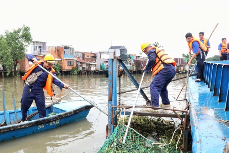 &Ocirc;ng Dương Huy L&atilde;m, C&ocirc;ng ty TNHH MTV Dịch vụ c&ocirc;ng &iacute;ch quận 8, người chỉ huy đội s&agrave; lan hướng dẫn c&aacute;c đo&agrave;n vi&ecirc;n thu gom r&aacute;c, cho rằng việc những người trẻ tham gia thực tế c&ocirc;ng t&aacute;c n&agrave;y rất c&oacute; &yacute; nghĩa.&nbsp;