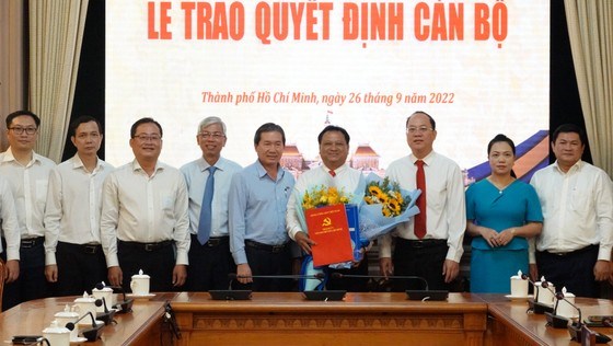 Đồng chí Trần Phi Long nhận hoa chúc mừng của lãnh đạo các đơn vị