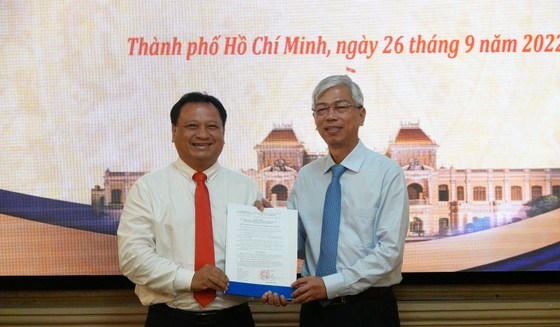 Phó Chủ tịch UBND TPHCM Võ Văn Hoan trao quyết định cho đồng chí Trần Phi Long