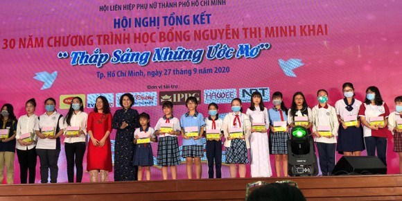 Hơn 263.192 suất học bổng Nguyễn Thị Minh Khai tặng nữ sinh - Ảnh 1