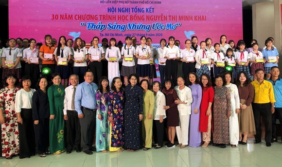 Qua 30 năm, học bổng Nguyễn Thị Minh Khai đ&atilde; gi&uacute;p 263.192 lượt nữ sinh th&ecirc;m điều kiện đến trường