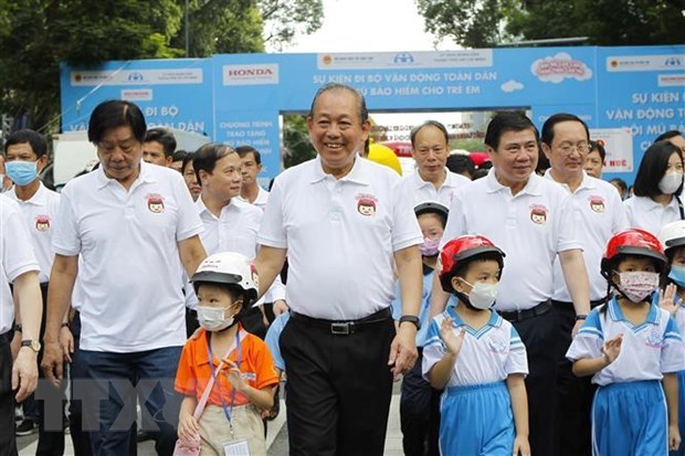 Ph&#243; Thủ tướng đi bộ vận động to&#224;n d&#226;n đội mũ bảo hiểm cho trẻ em - Ảnh 1
