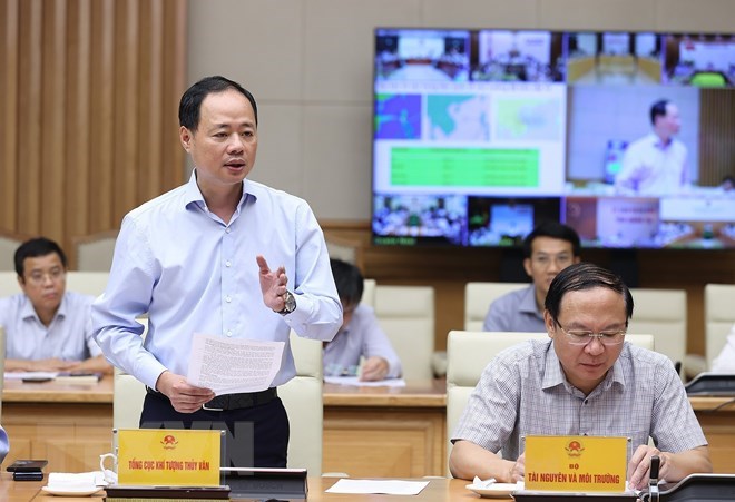 Tổng Cục trưởng Tổng cục Khí tượng Thuỷ văn Trần Hồng Thái báo cáo diễn biến cơn bão số 4. (Ảnh: Dương Giang/TTXVN)