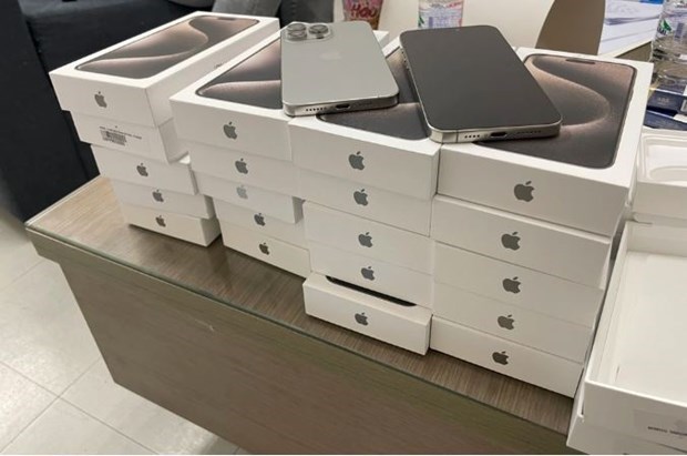 Những chiếc iPhone bị thu giữ. (Ảnh: Tổng cục Hải quan)