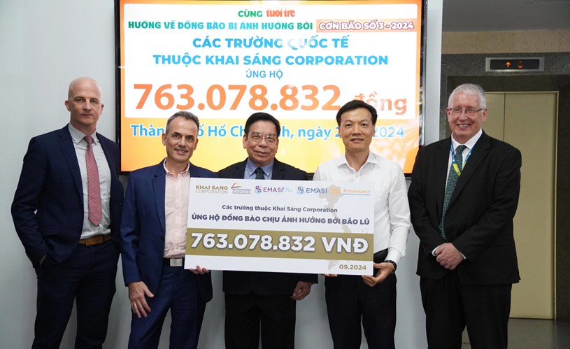 L&atilde;nh đạo 4 trường quốc tế thuộc Khai S&aacute;ng Corporation trao biểu trưng hỗ trợ đồng b&agrave;o v&ugrave;ng ảnh hưởng b&atilde;o lũ cho đại diện b&aacute;o Tuổi Trẻ - Ảnh: AN VI &nbsp;