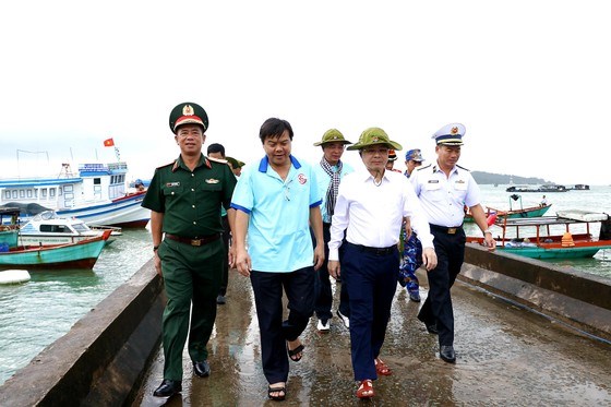 Phó Bí thư Thành ủy TPHCM Nguyễn Văn Hiếu cùng đoàn đại biểu rời tàu lên đảo Hòn Đốc, tỉnh Kiên Giang. Ảnh: NGÔ BÌNH