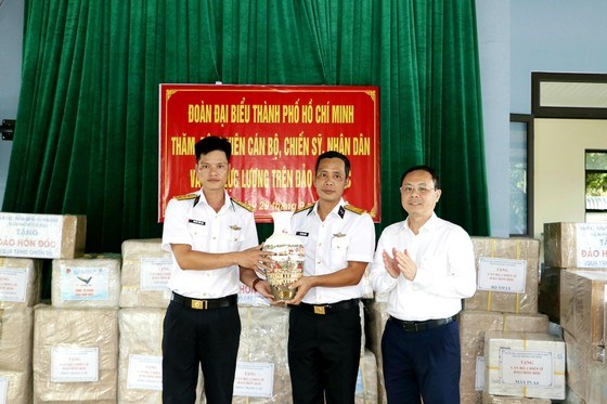 Phó Bí thư Thành ủy TPHCM Nguyễn Văn Hiếu tặng quà cán bộ, chiến sĩ Trạm ra đa 625. Ảnh: NGÔ BÌNH